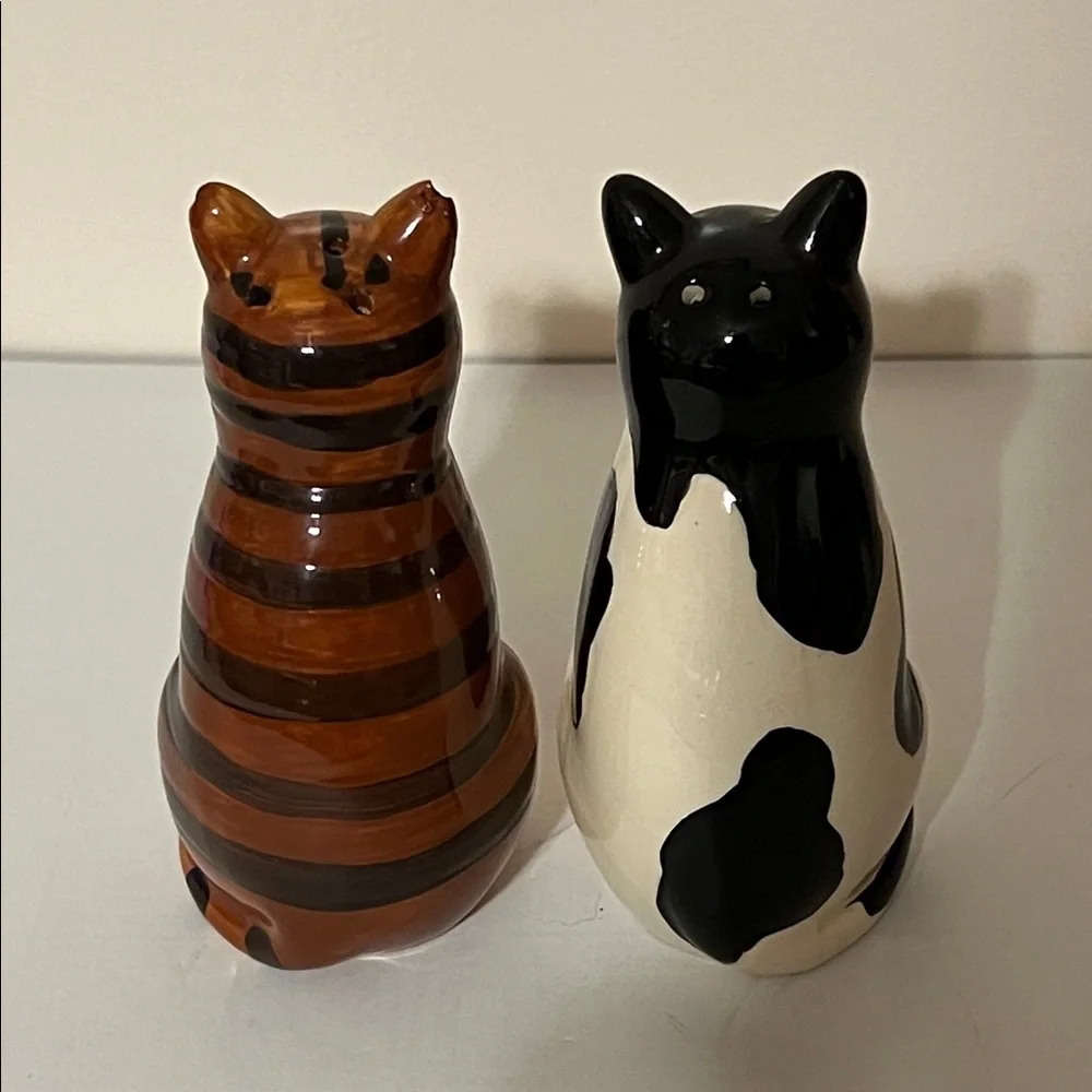 Vintage Cat Salt and Pepper Shakers. Tabby cat and black and white cat.